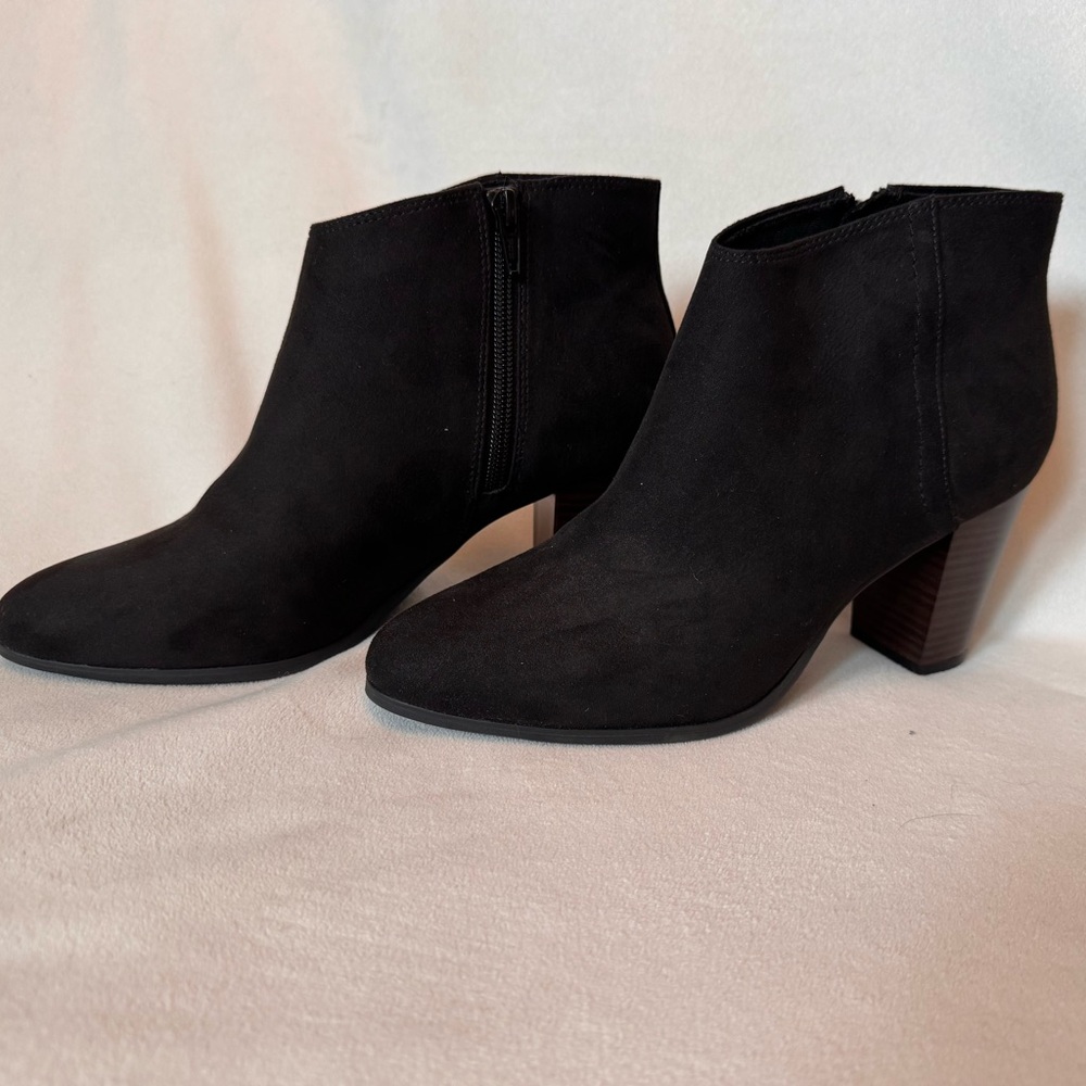 Old Navy Black Heeled Booties Women’s size 8. New, never worn.